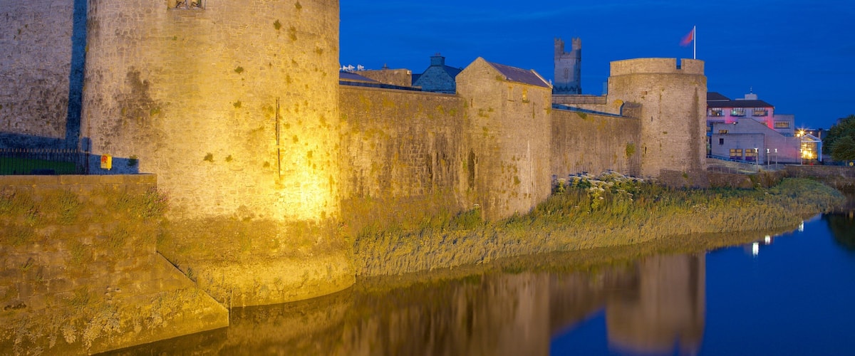 King John\'s Castle mostrando castillo o palacio, patrimonio de arquitectura y un río o arroyo