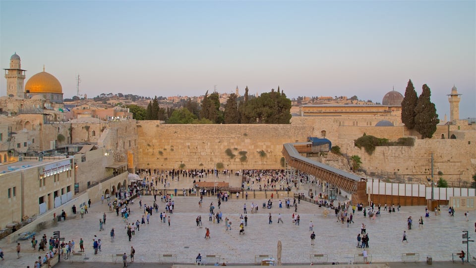 Muro das Lamentações caracterizando uma praça ou plaza, elementos de patrimônio e uma cidade