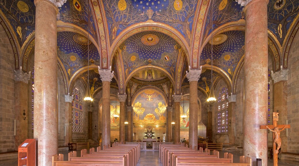 Iglesia de Todas las Naciones ofreciendo elementos patrimoniales, una iglesia o catedral y vista interna