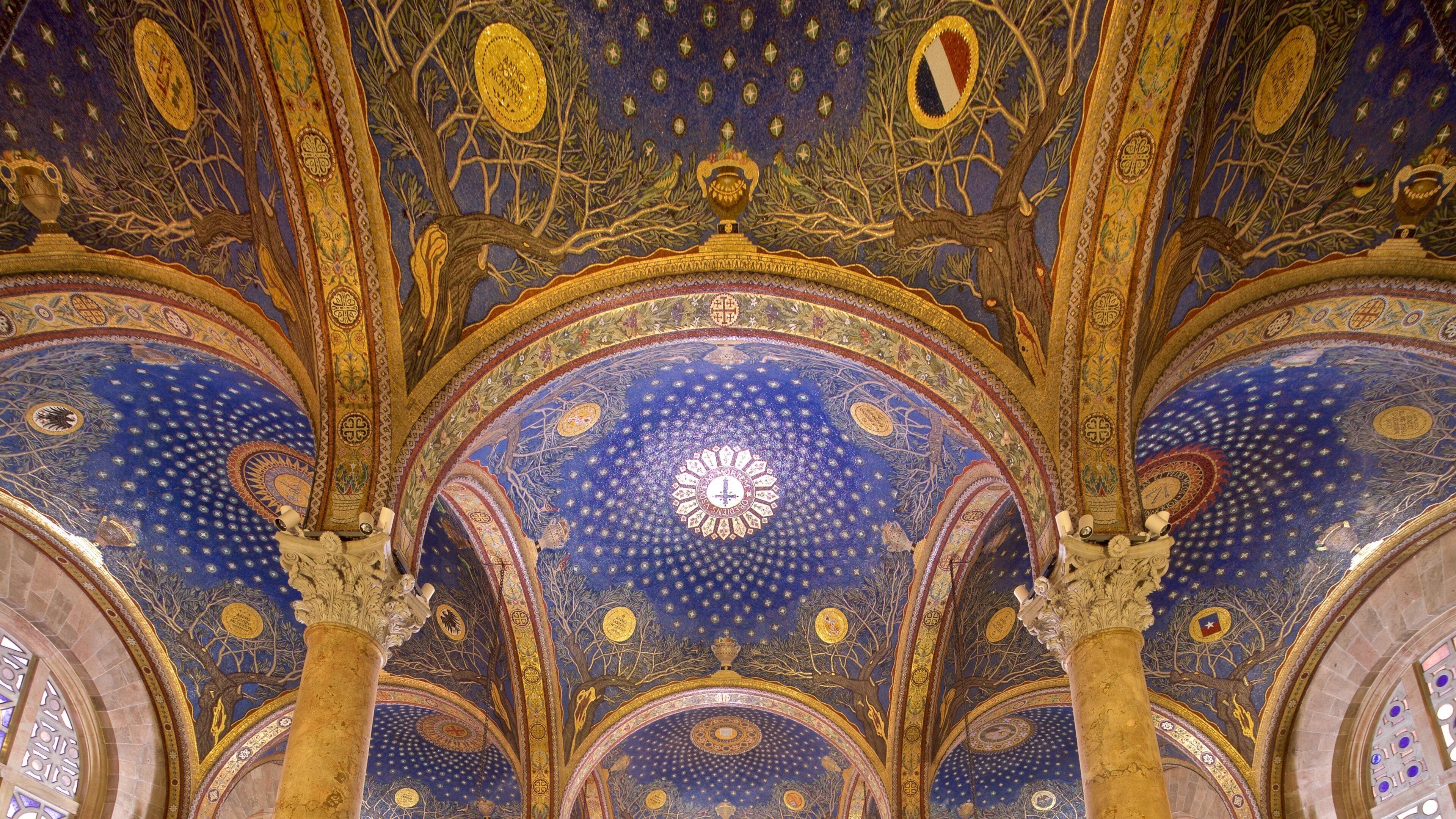 Iglesia de Todas las Naciones mostrando elementos patrimoniales y vista interna