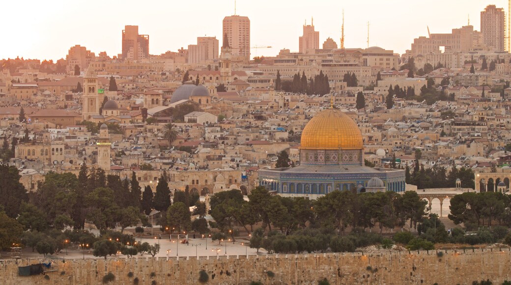 Mont du Temple mettant en vedette ville, panoramas et coucher de soleil