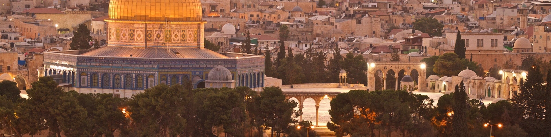Monte del Templo que incluye vistas panorámicas, arquitectura patrimonial y una ciudad