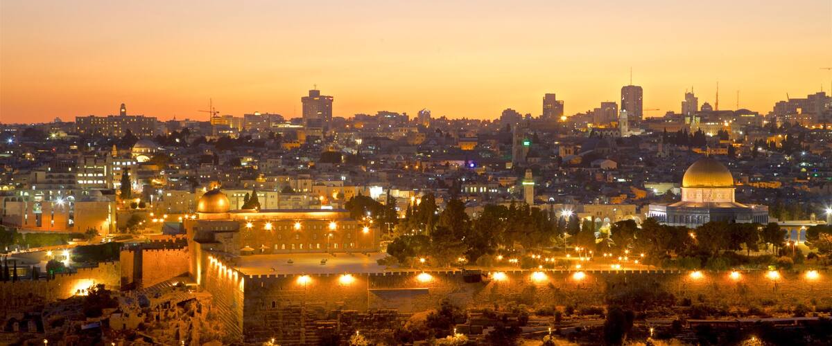 Tempelberg toont een zonsondergang, landschappen en een stad