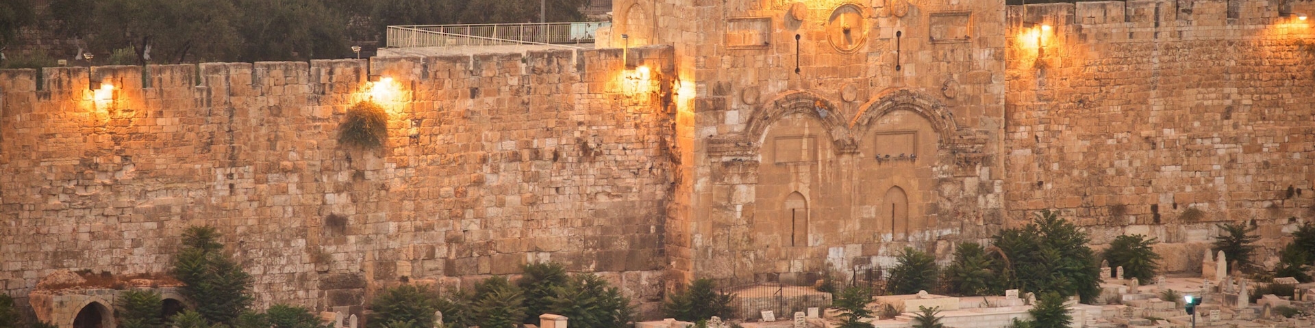 Portão de Ouro que inclui paisagem e arquitetura de patrimônio