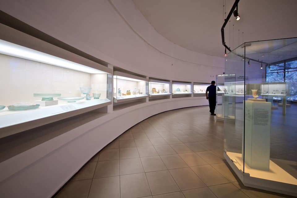 Ein modernes Museum Innere mit gläsernen Vitrinen, die verschiedene Artefakte zeigen.