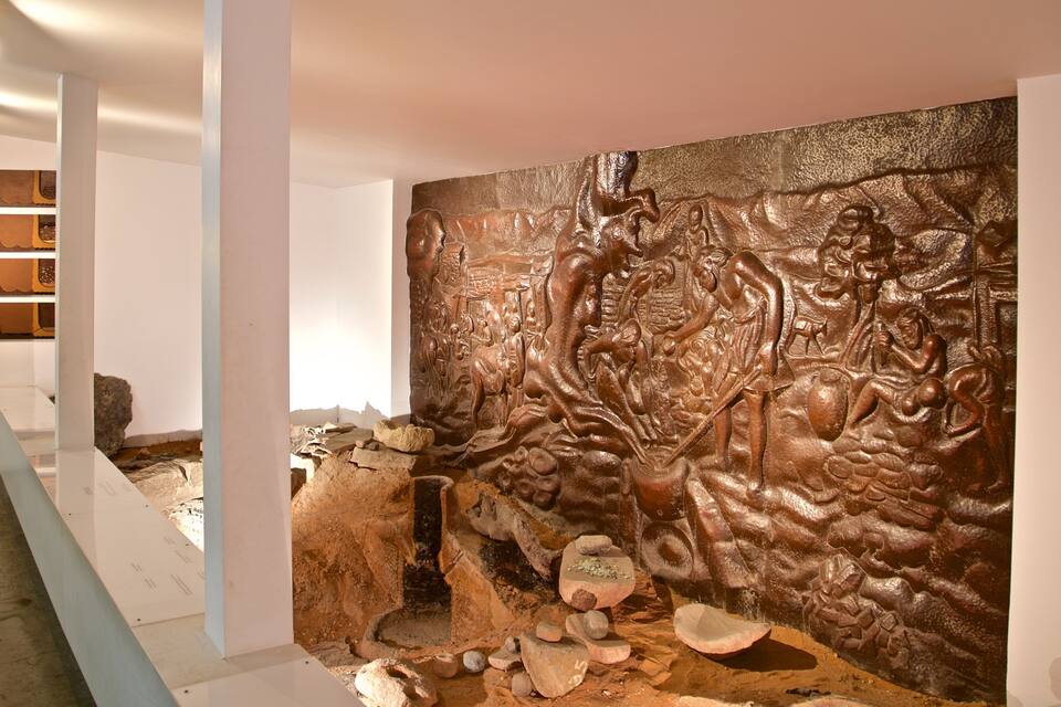 Un rilievo in bronzo finemente dettagliato esposto in una galleria d'arte.