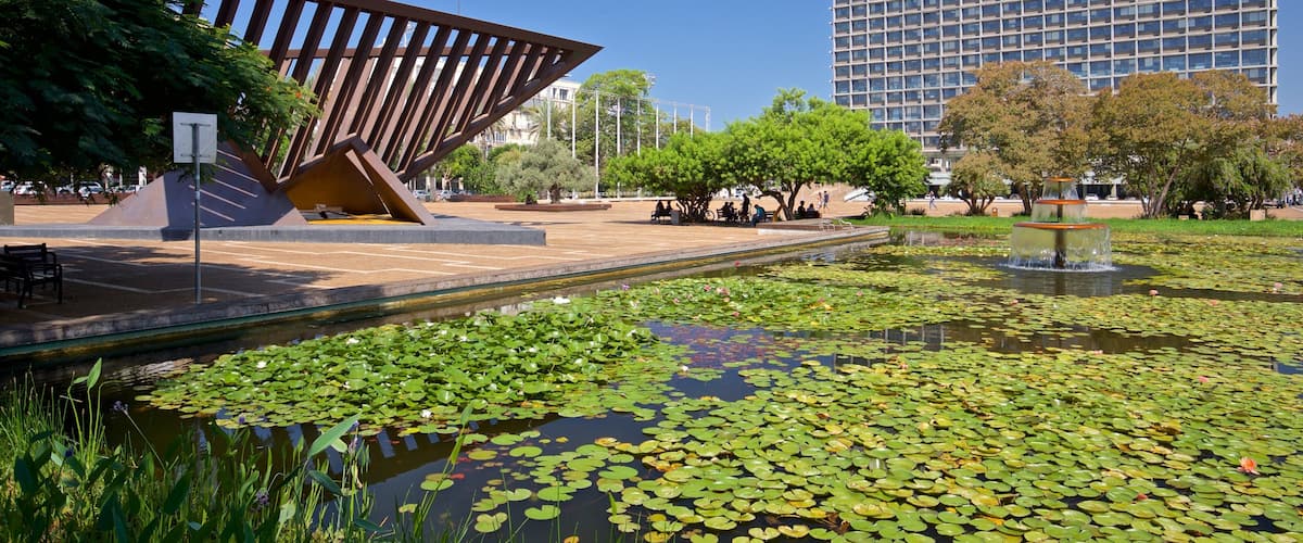 Plaza Rabin mostrando arte al aire libre, una fuente y un parque o plaza