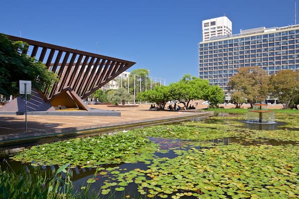 Rabin-torget som inkluderar utomhuskonst, en damm och en fontÀn