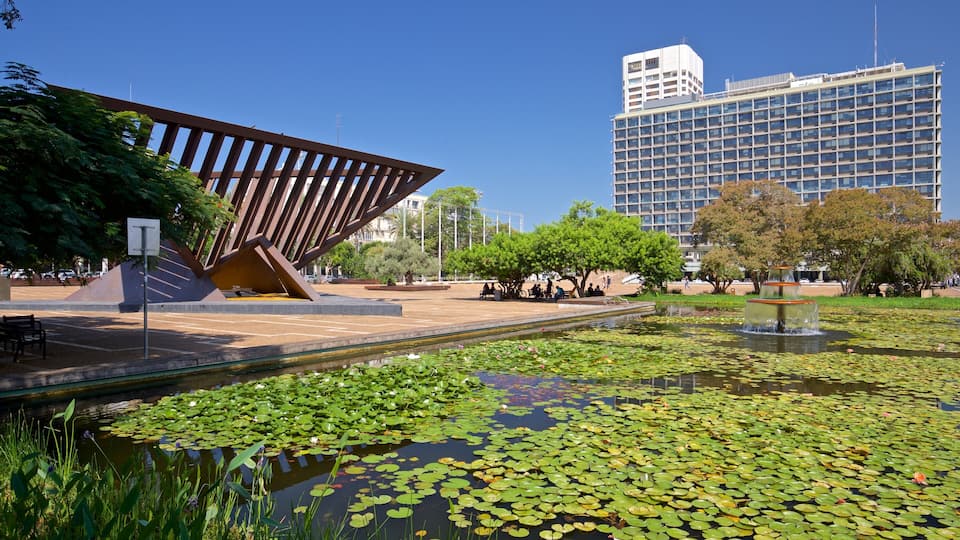 Rabin Square showing a pond, a fountain and outdoor art
