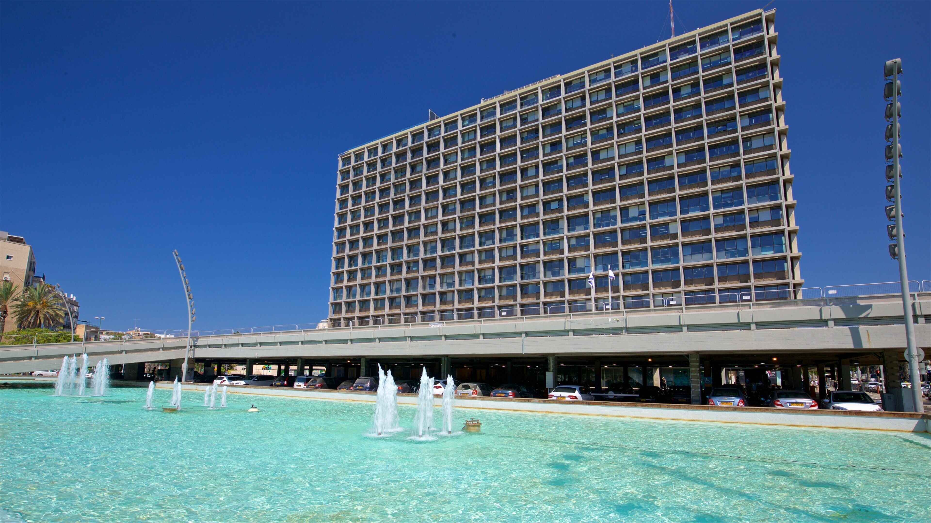 Rabin Square featuring a pool, a city and a fountain