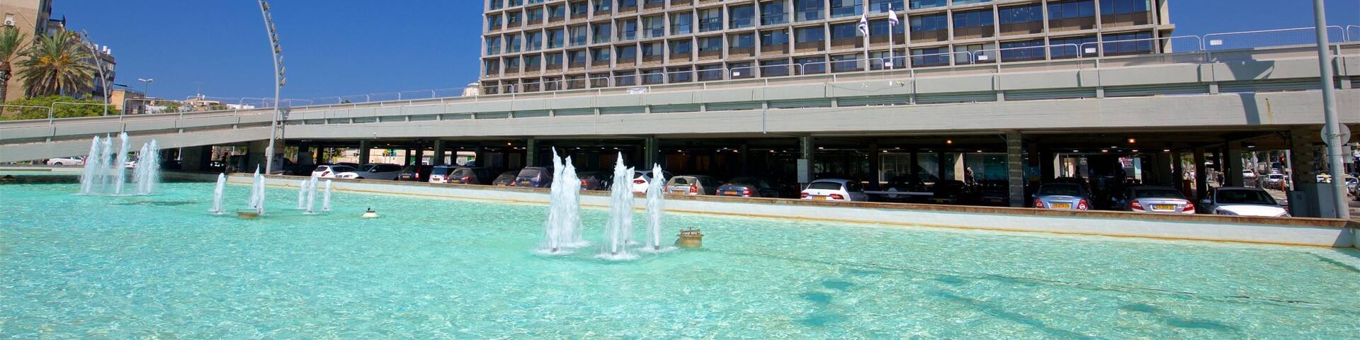 Rabin Square featuring a pool, a city and a fountain