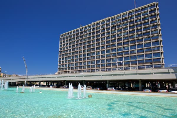 Rabin Square featuring a pool, a city and a fountain
