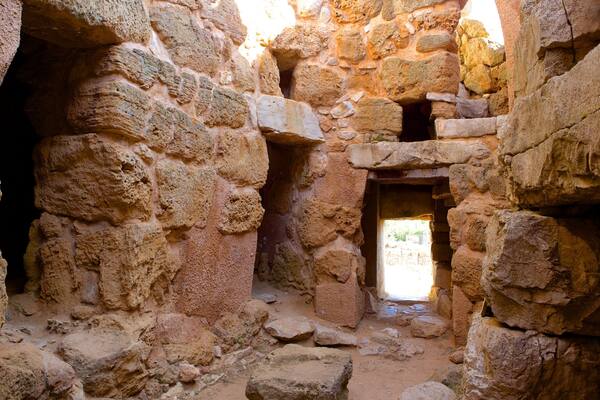 ヌラーゲ ディ パルマヴェラ どの含み 崩れた建物