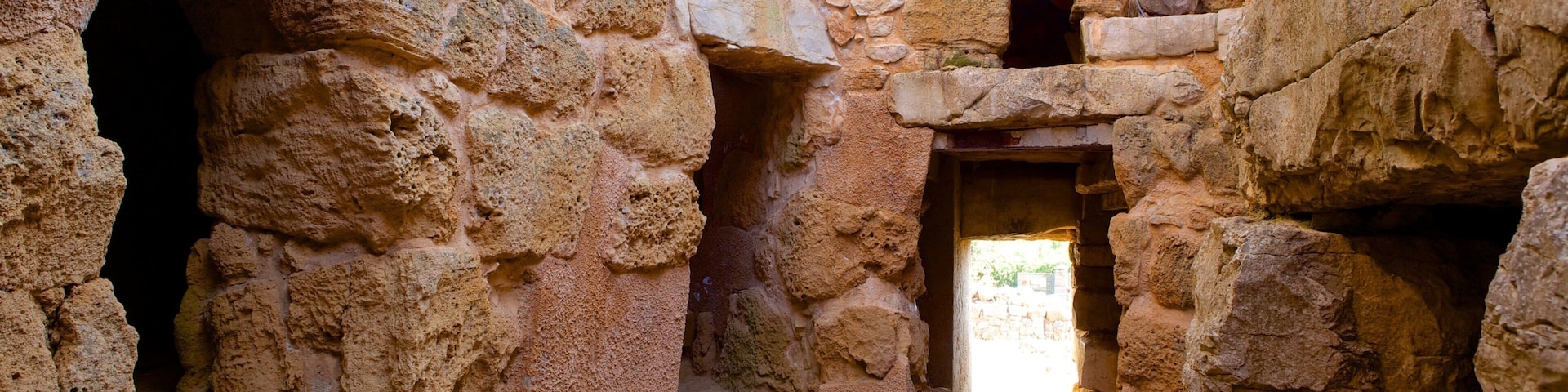 Nuraghe di Palmavera ofreciendo ruinas de un edificio