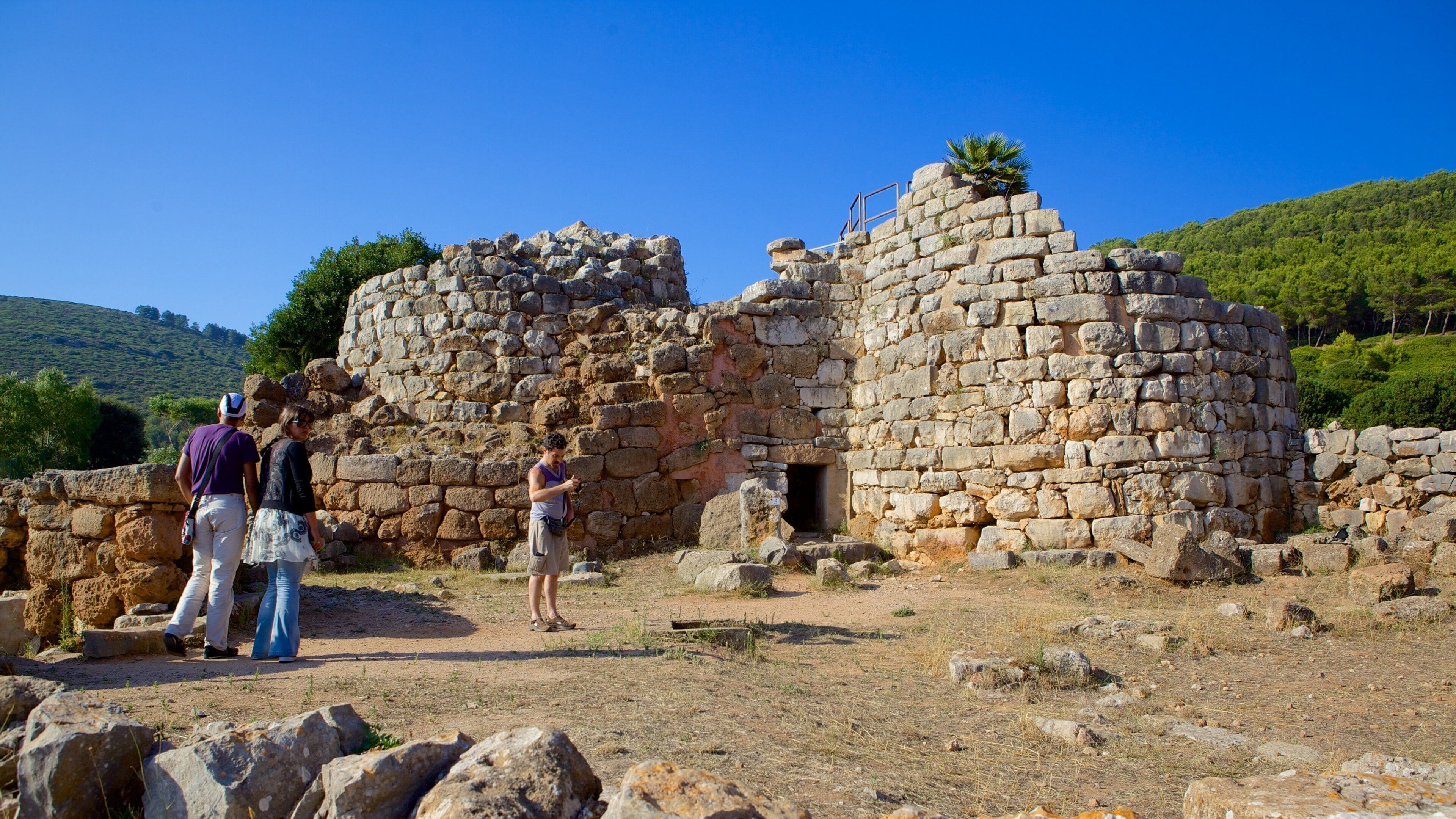 Nuraghe di Palmavera bevat vervallen gebouwen, historisch erfgoed en hiken of wandelen