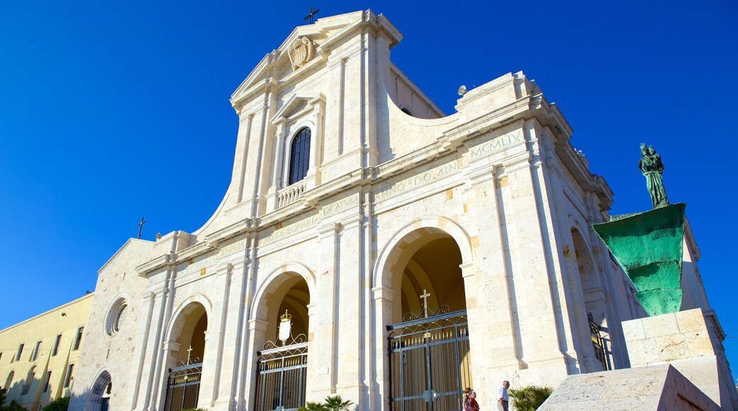 Santuario di Nostra Signora di Bonaria-basilikan presenterar en kyrka eller katedral, religiösa element och historisk arkitektur