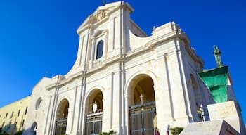 Vor Frue-sanktuarium i Bonaria som viser religiøse elementer, historiske bygningsværker og en kirke eller en katedral