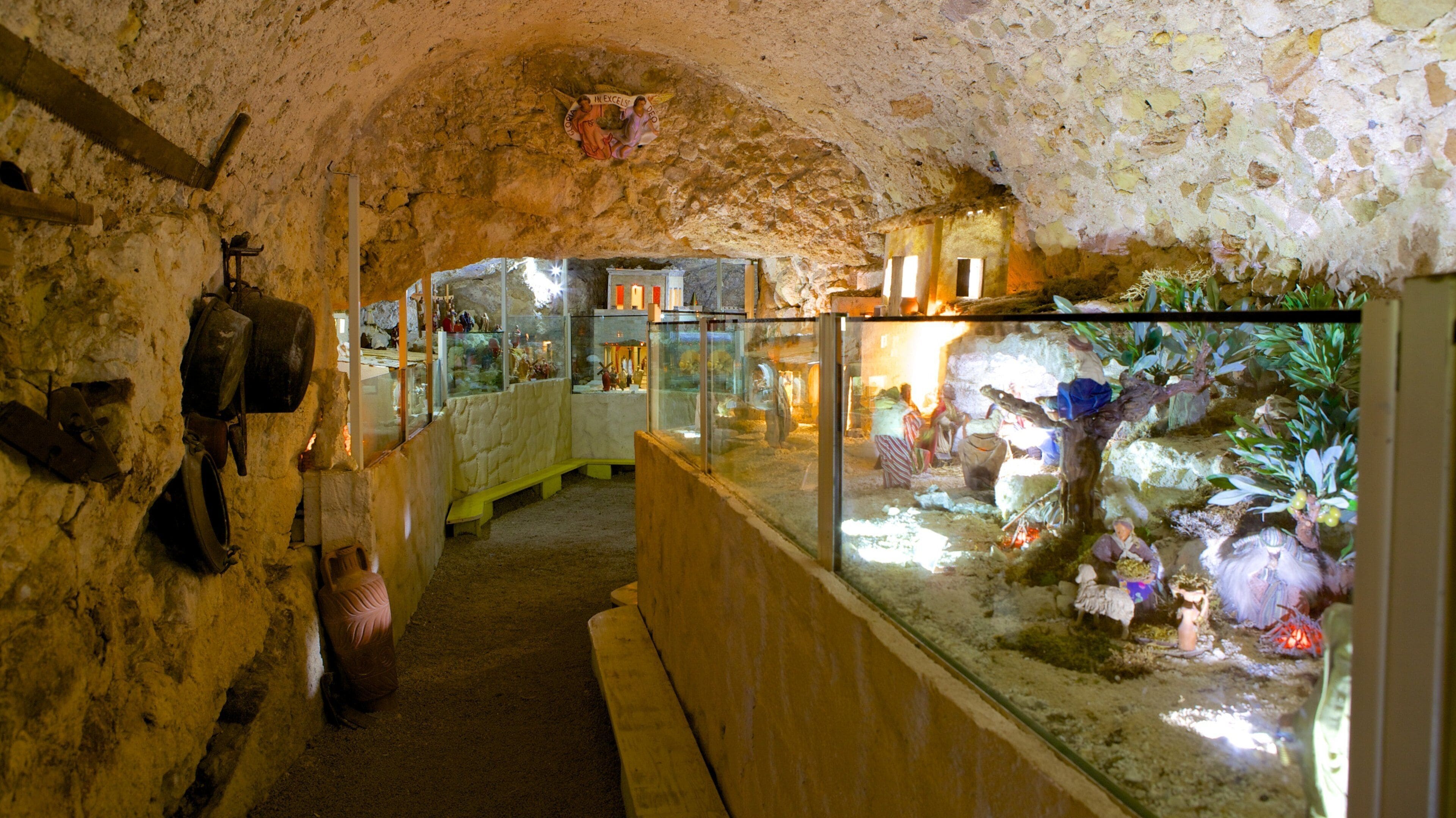 Santuario di Nostra Signora di Bonaria-basilikan presenterar historisk arkitektur, historiska element och interiörer