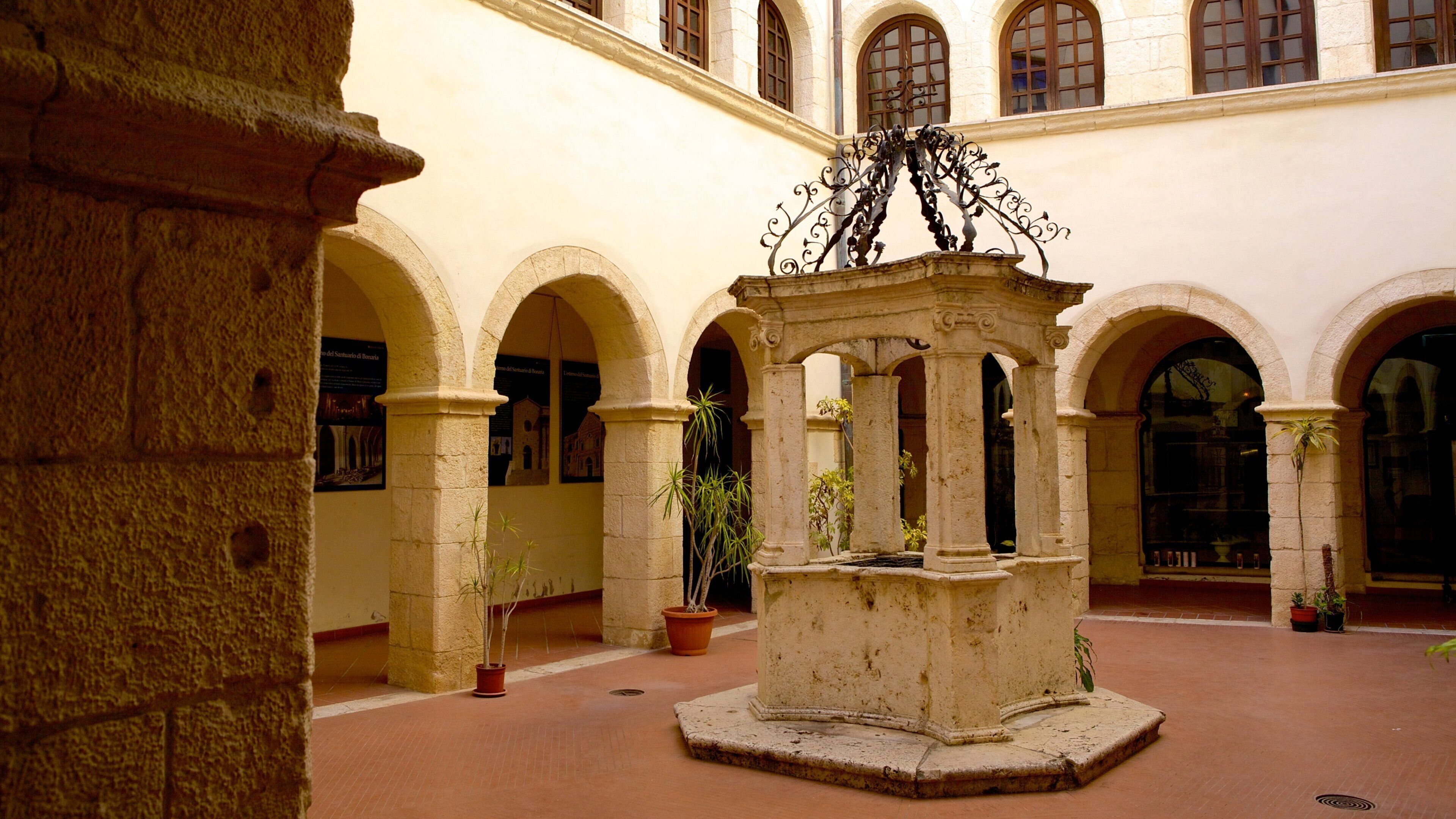 伯納尼亞聖母聖殿 其中包括 遺跡建築