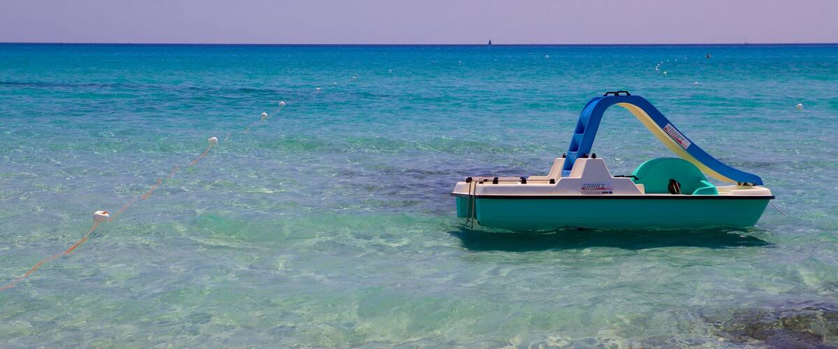 Strand Simius toont watersport en algemene kustgezichten