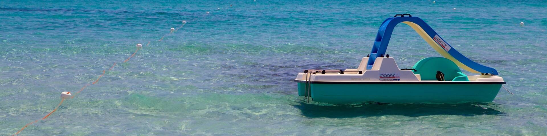 Plage de Simius qui includes sports aquatiques et vues littorales