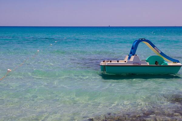 Plage de Simius qui includes sports aquatiques et vues littorales