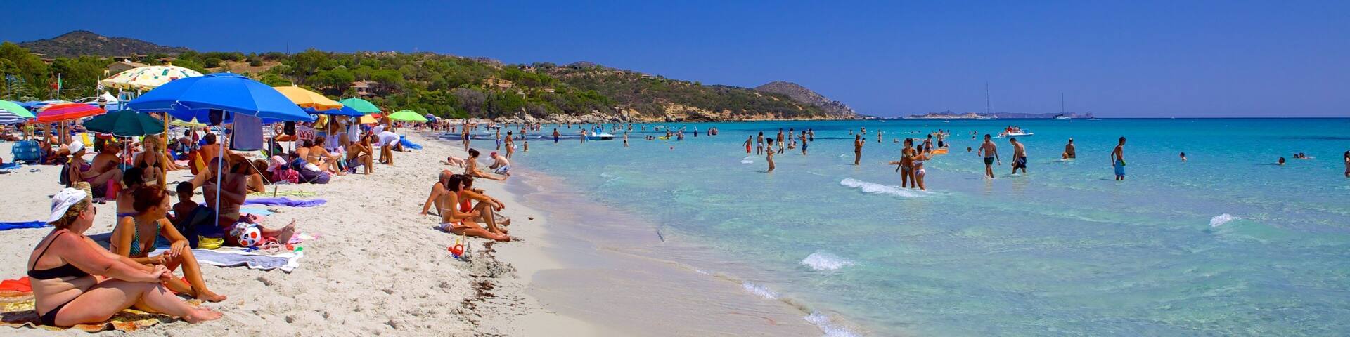 Simius-stranden og byder på svømning og en strand såvel som en stor gruppe mennesker