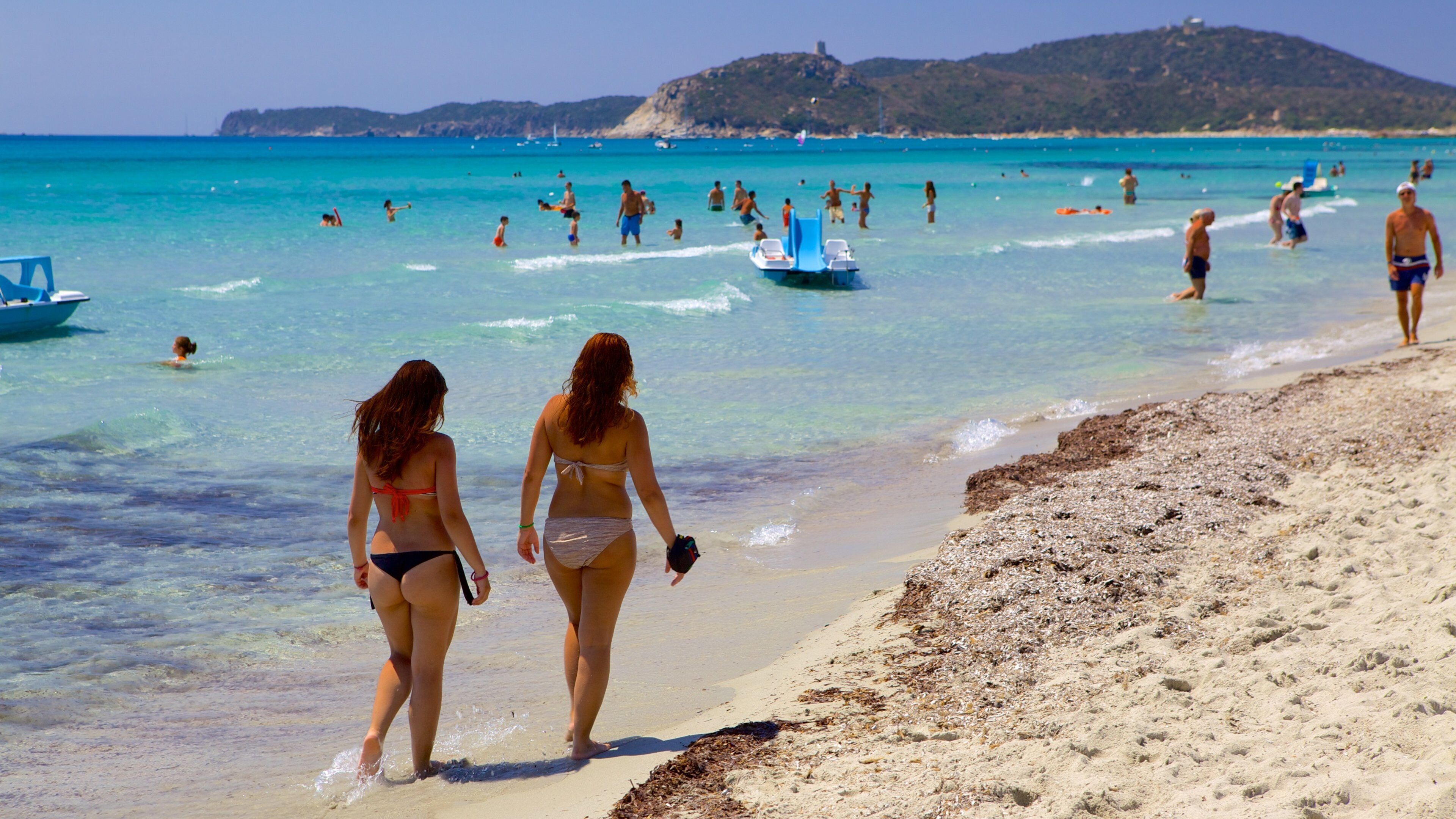 Playa Simius que incluye natación, deportes acuáticos y una playa de arena