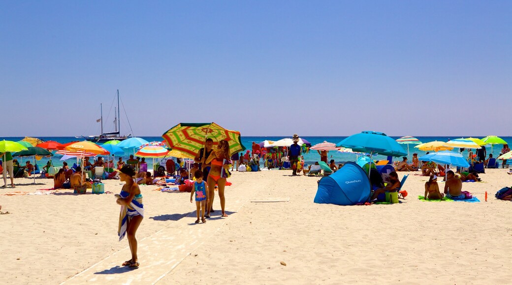 Playa Simius que incluye una playa y también un gran grupo de personas