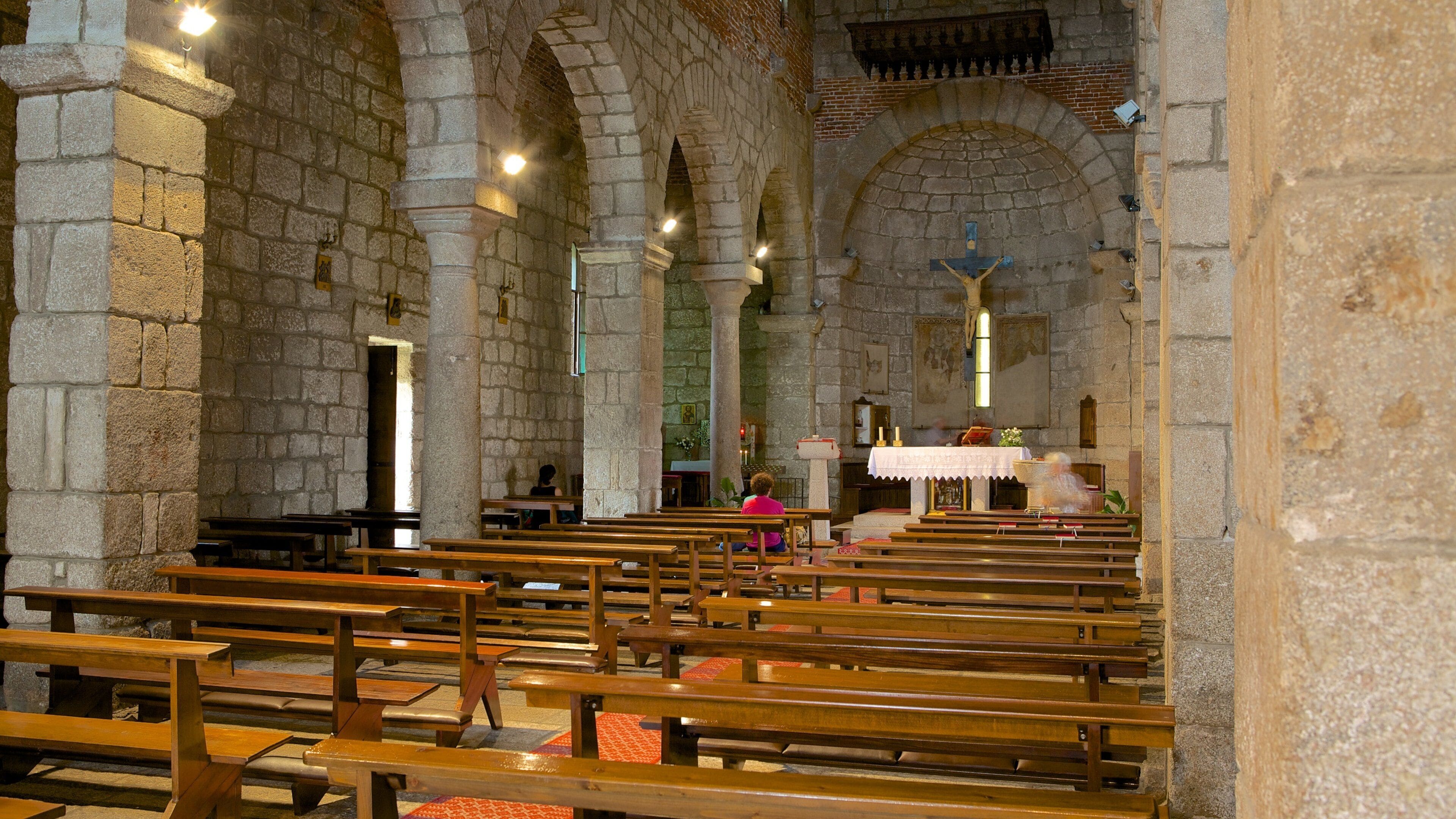 Basílica de San Simplicio que inclui arquitetura de patrimônio, vistas internas e elementos religiosos