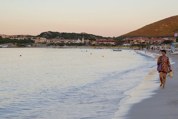 La Marinella das einen Sandstrand, Sonnenuntergang und Küstenort