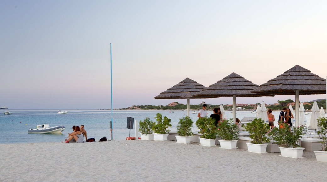 La Marinella-stranden som visar landskap, en sandstrand och båtkörning