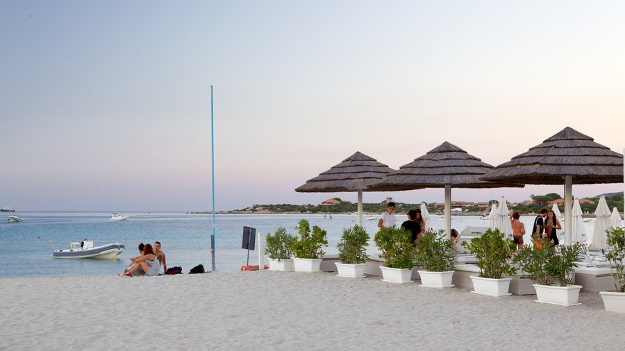 Spiaggia La Marinella mostrando giro in barca, spiaggia e vista del paesaggio