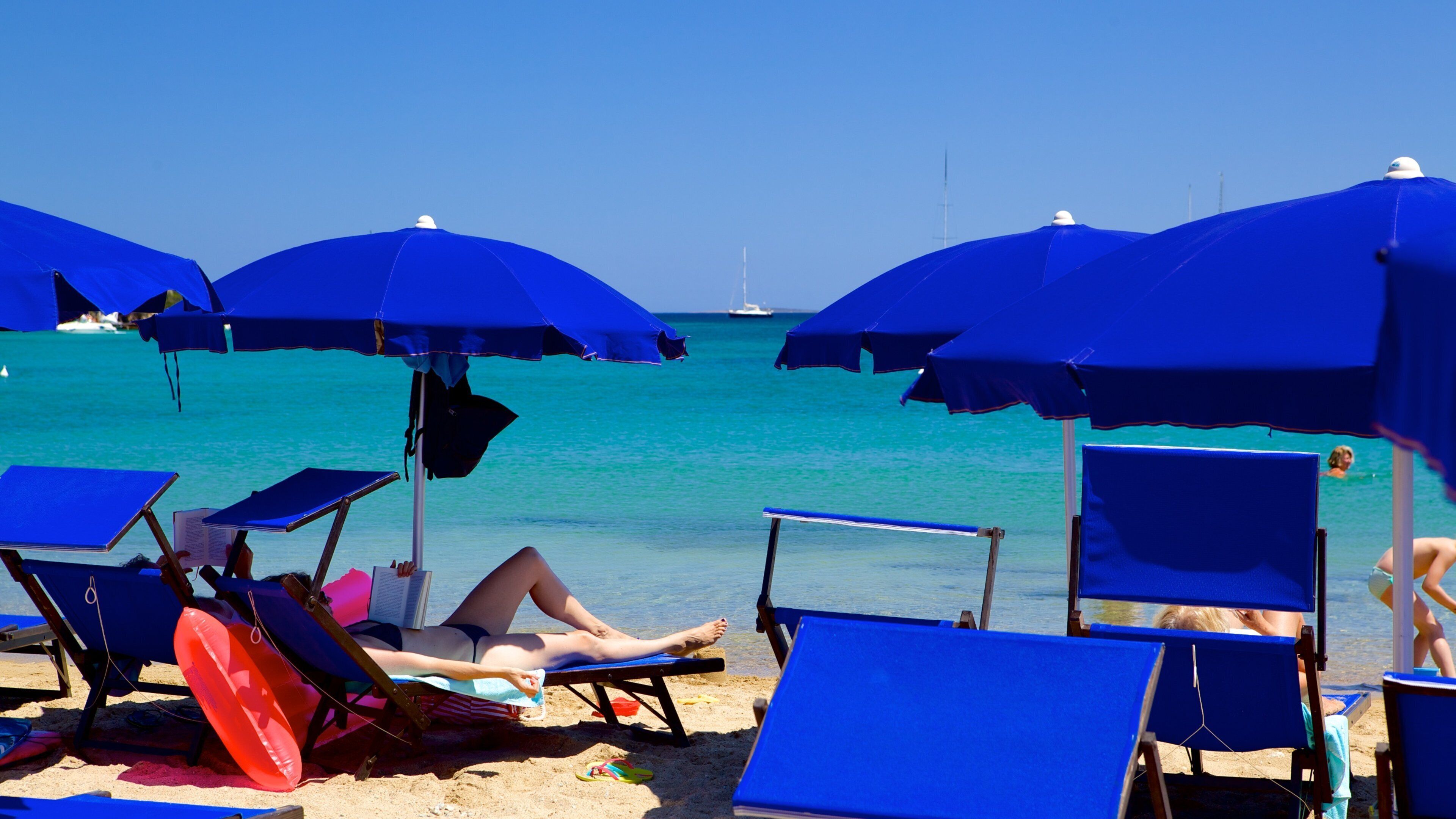 Le Salinen uimaranta featuring ranta ja luksushotelli tai lomakeskus sekä yksi nainen