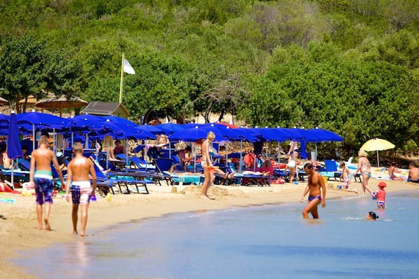 Strand von le Saline mit einem Schwimmen und Strand sowie große Menschengruppe