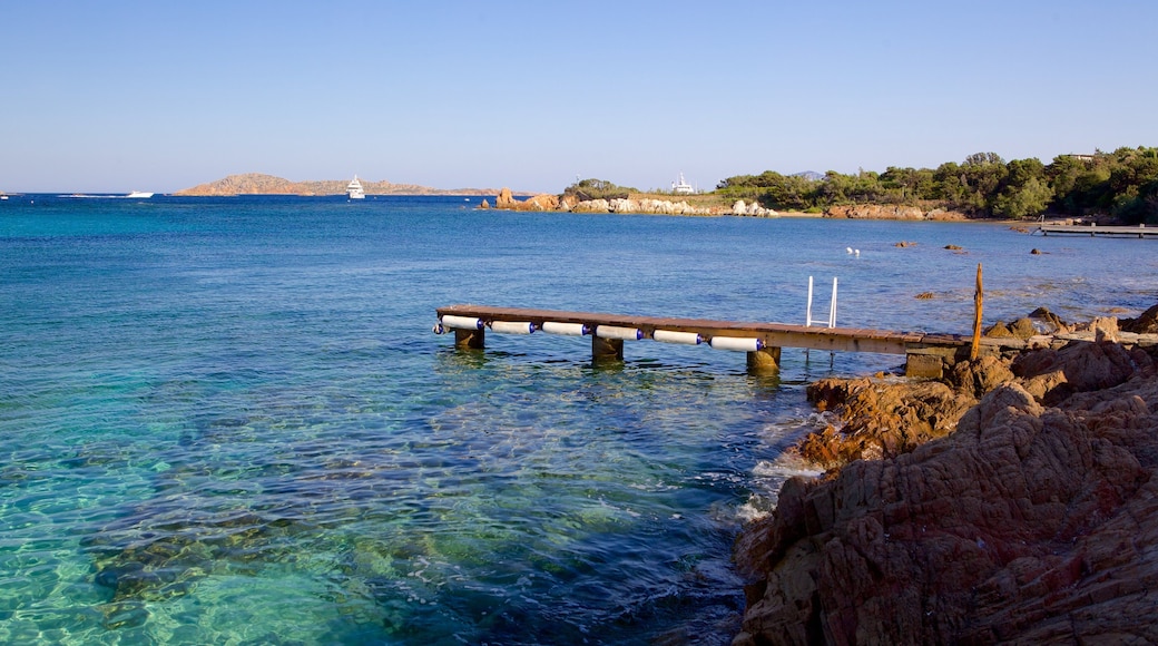 Bãi biển Romazzino trong đó bao gồm cảnh bờ biển và bờ biển lởm chởm