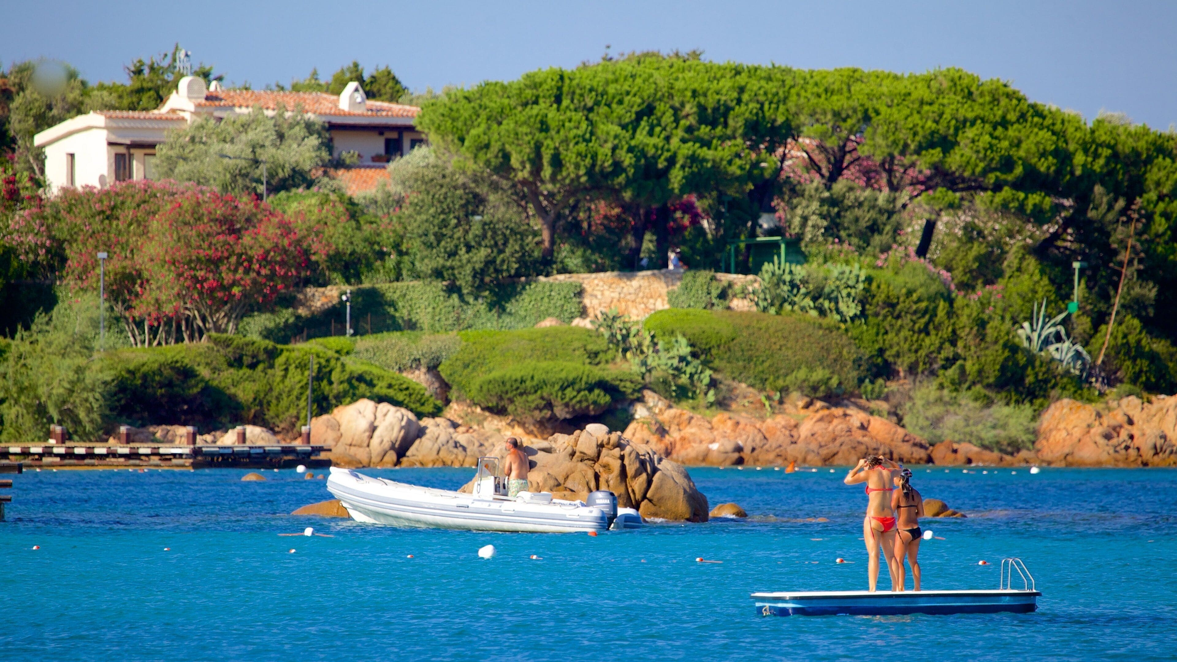 Spiaggia di Romazzino caratteristiche di costa frastagliata