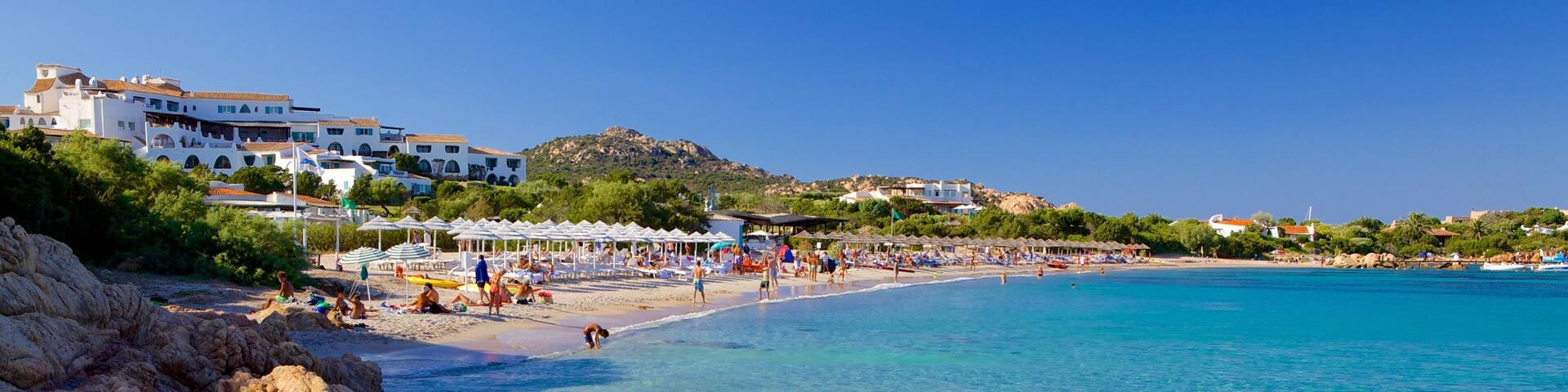 Plage de Romazzino qui includes cÎte escarpée et plage de sable