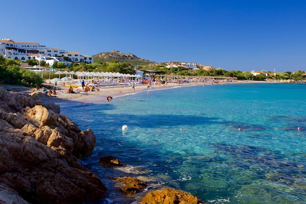 Plage de Romazzino qui includes cÎte escarpée et plage de sable