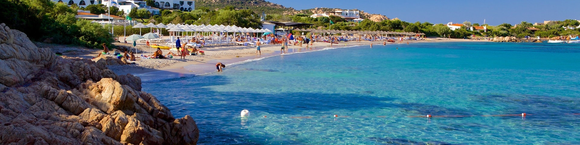 Praia de Romazzino caracterizando litoral rochoso e uma praia de areia