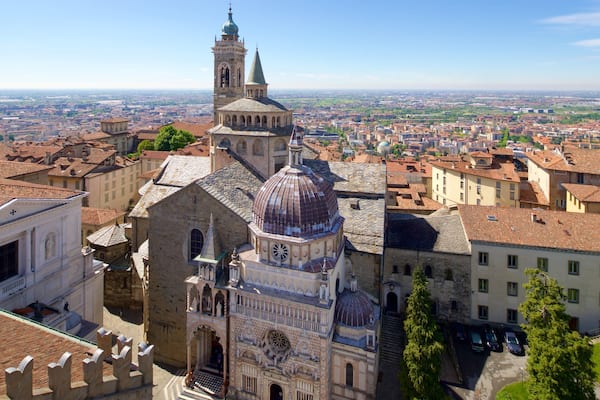 Un paysage urbain d’importance historique, caractérisé par une architecture remarquable avec des dômes et une tour.