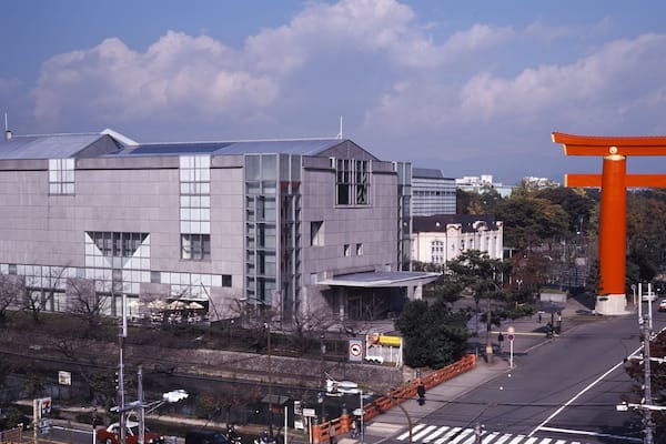 MusĂ© national d\'art moderne de KyĆto qui includes ville