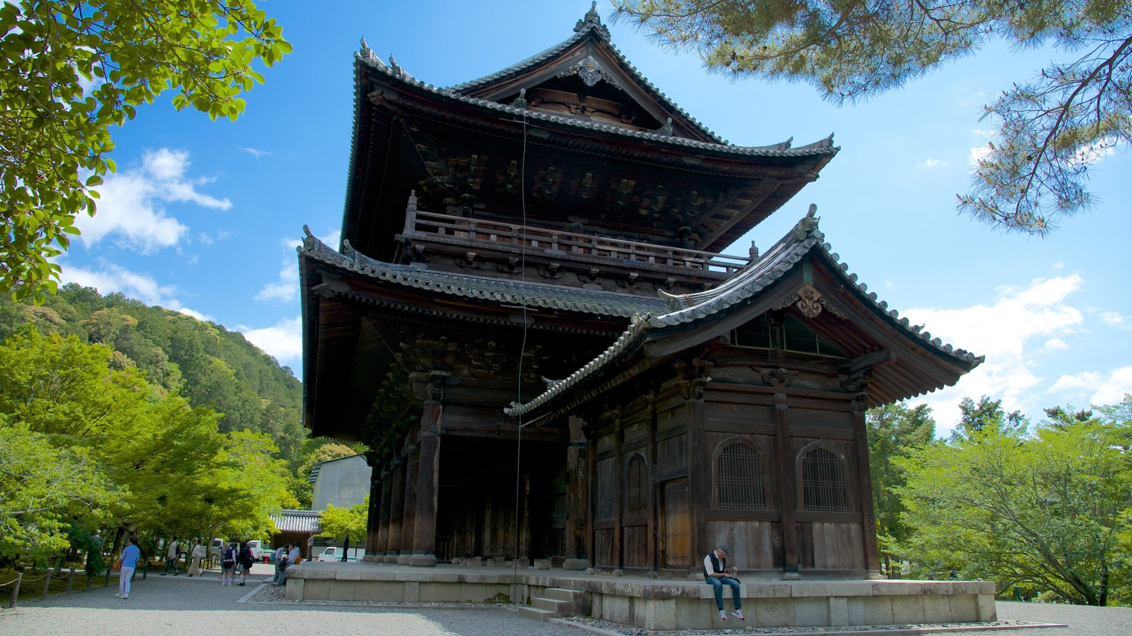 Nanzenji Temple showing religious aspects and a temple or place of worship