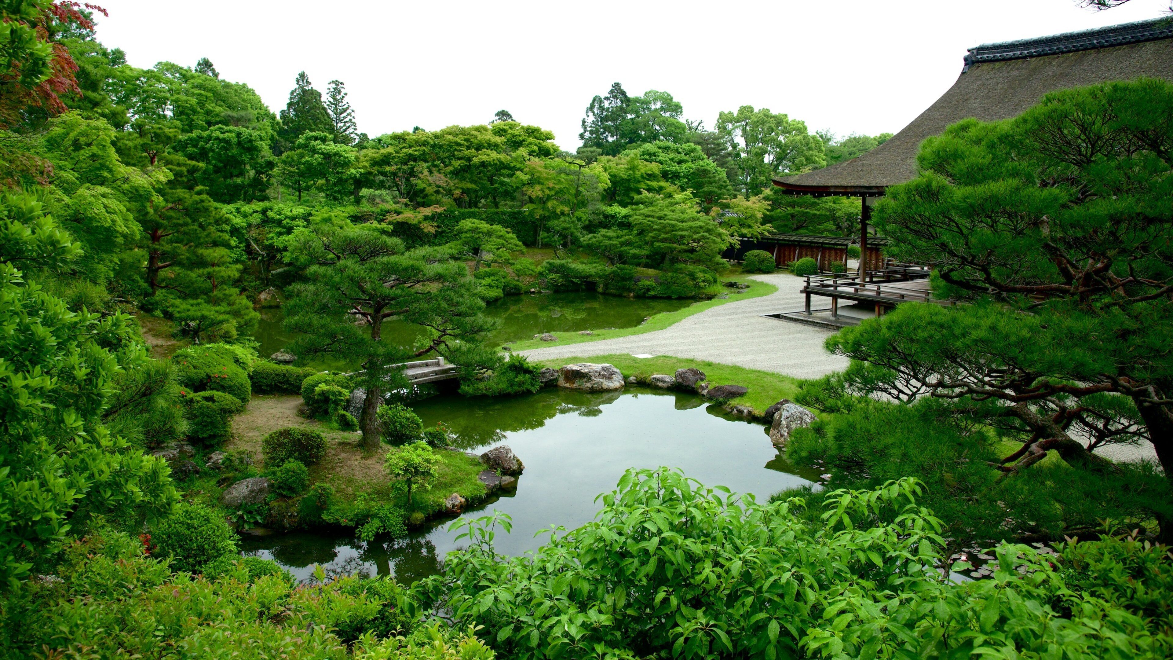 Ninna-ji Temple which includes a garden, heritage elements and a pond
