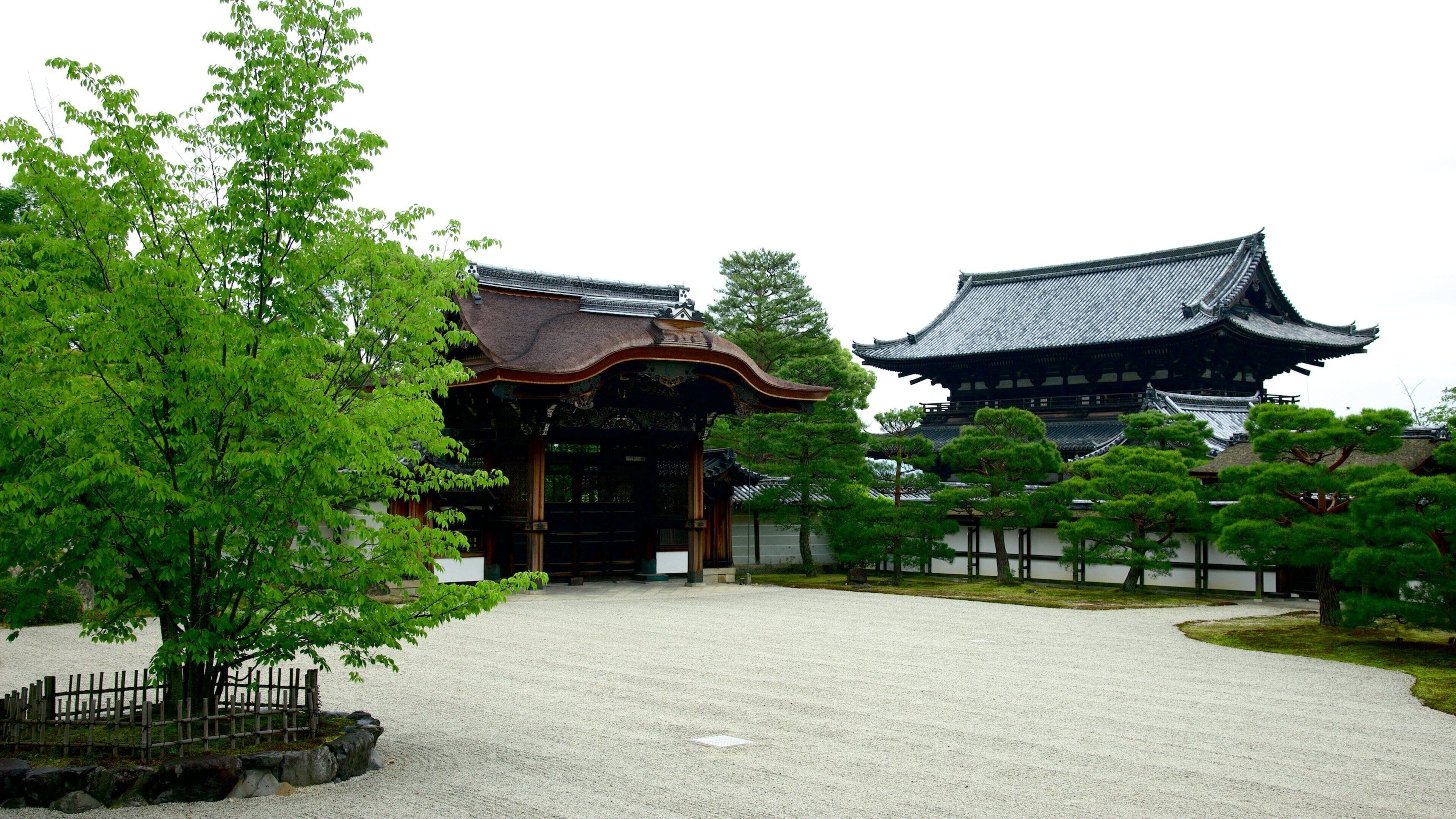 Ninnaji-templet som omfatter religiøse elementer og et tempel eller et tilbedelsessted