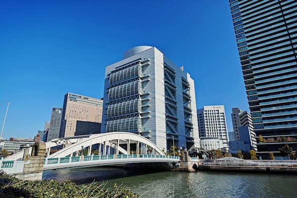 大阪府立国際会議場と堂島大橋