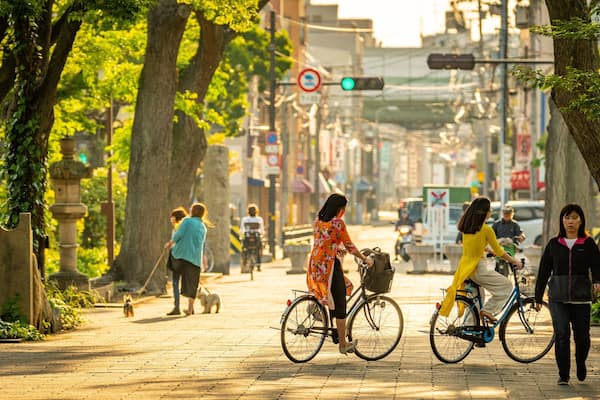 Sumiyoshi Park showing street scenes and cycling as well as a couple