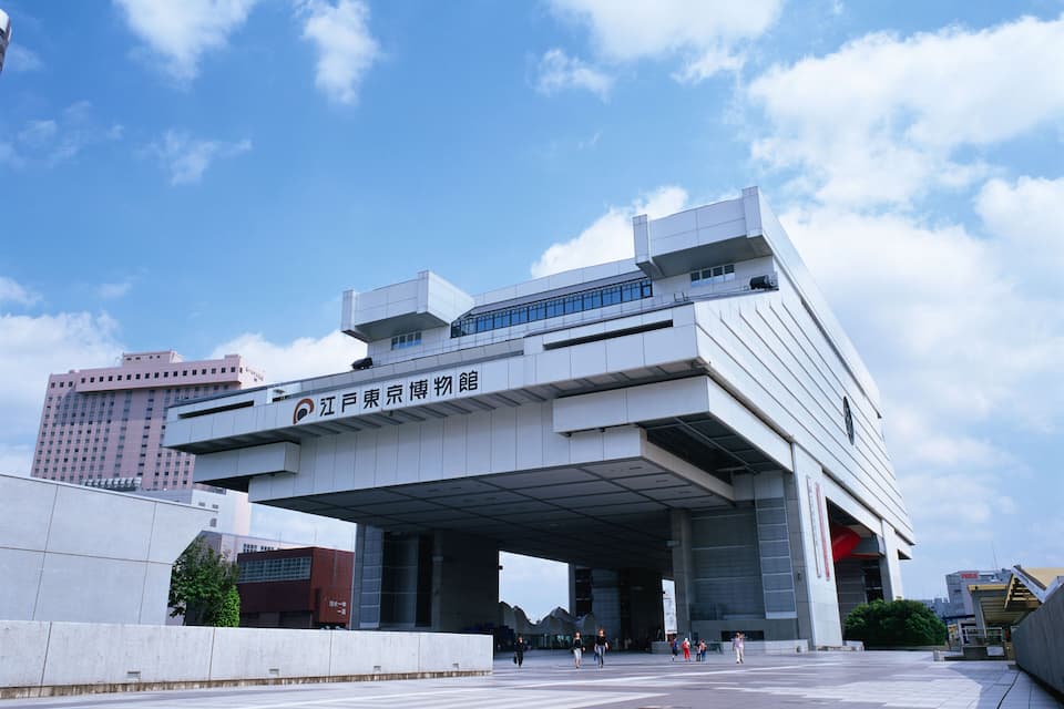 A modern building with a large overhang and signage in a foreign language.