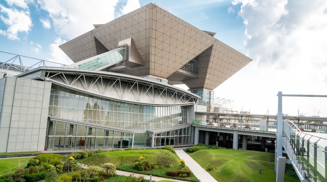 Tokyo Big Sight showing a garden and modern architecture