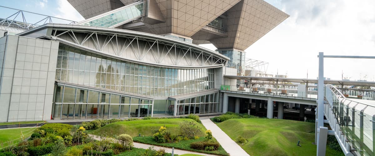 Tokyo Big Sight showing a garden and modern architecture